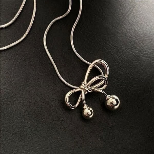 The Bow tie Pendant clavicle necklace